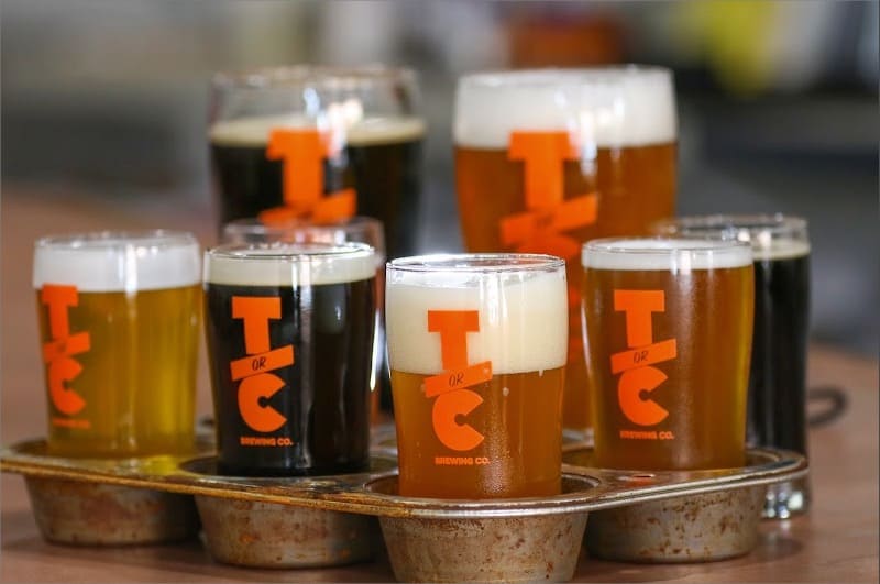A tray of different beers from Las Cruces breweries on a table.